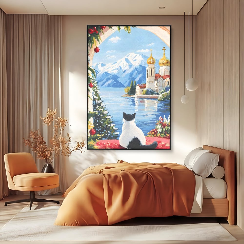 Tablou canvas cu tablou canvas cu pisica privind spre munte, in rama de aluminiu negru, pe perete intr-un dormitor